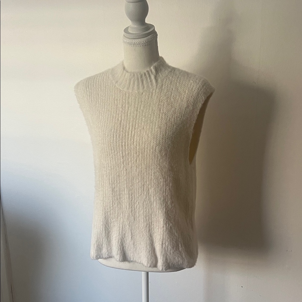 Old Navy Cream Sleeveless Ribbed Crewneck Sweater Vest. Size medium.